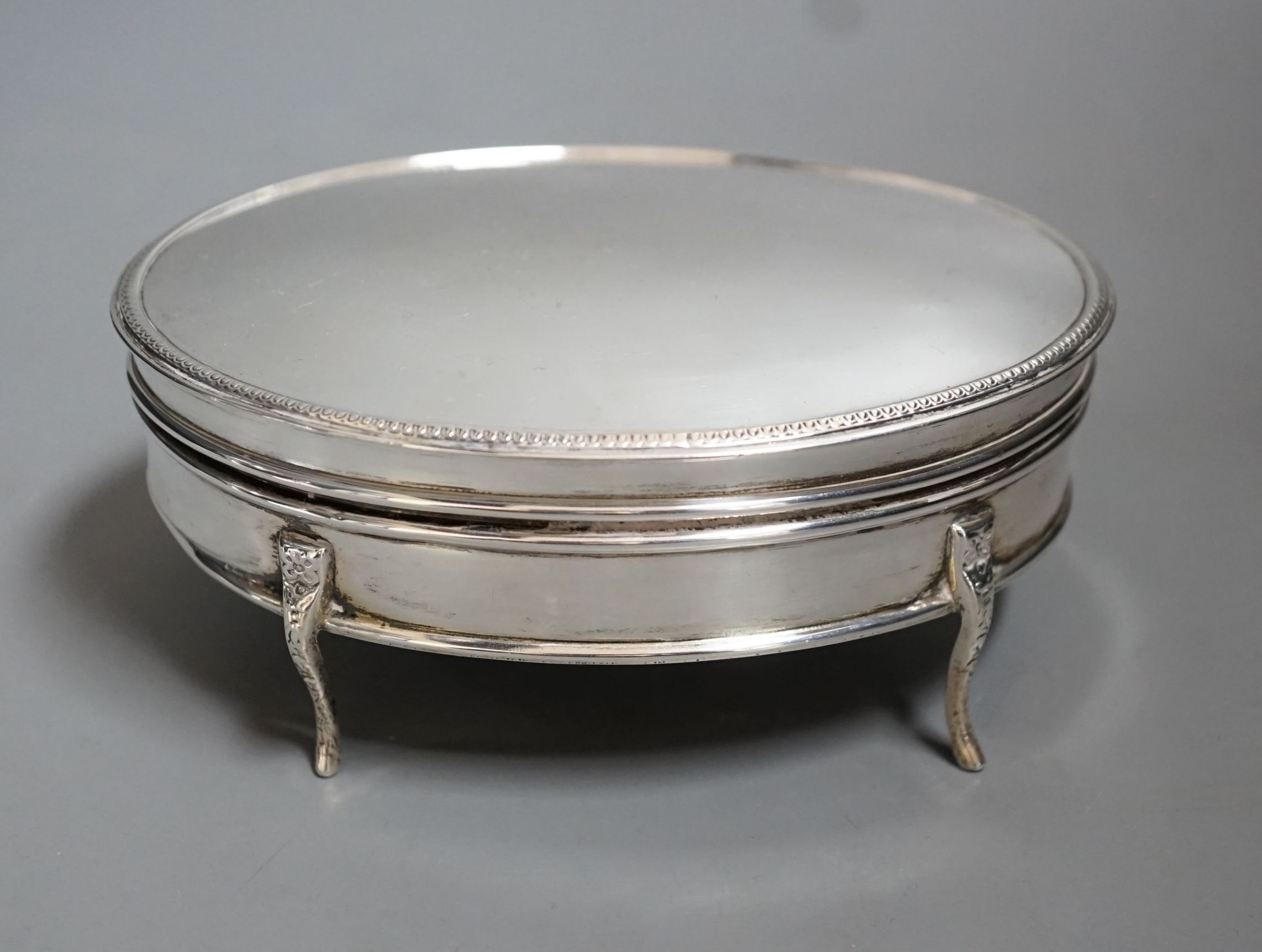 A George V silver oval trinket box, E.S. Barnsley & Co, Birmingham, 1918, 14.6cm.